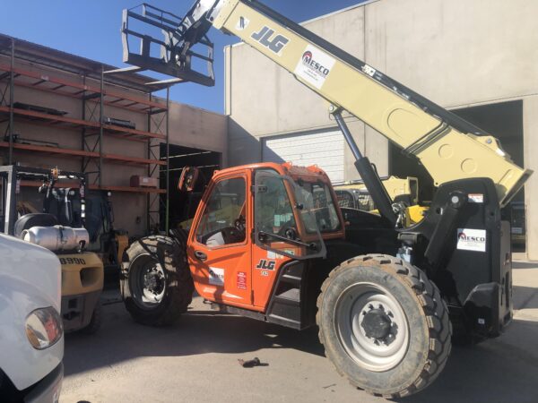 2017 JLG 742