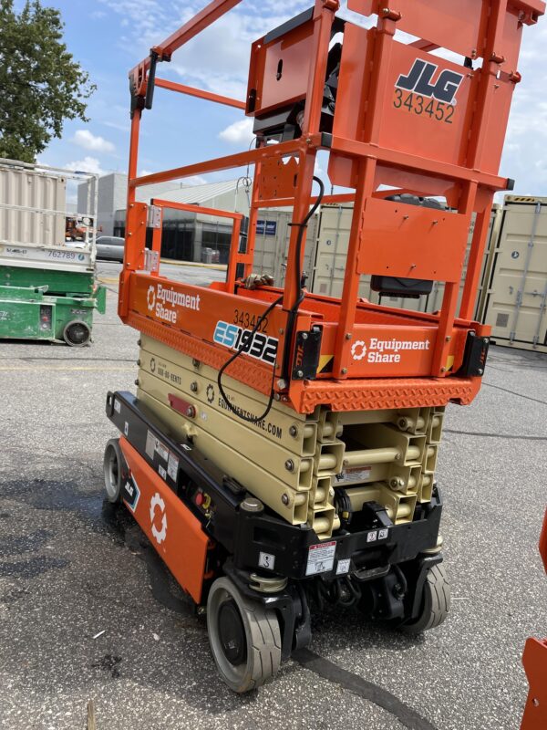 2023 JLG ES1932