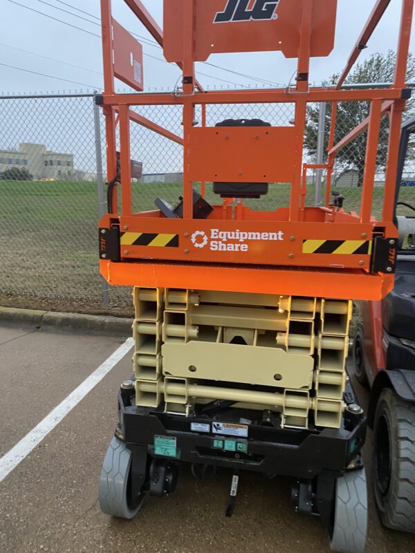 2023 JLG ES3246