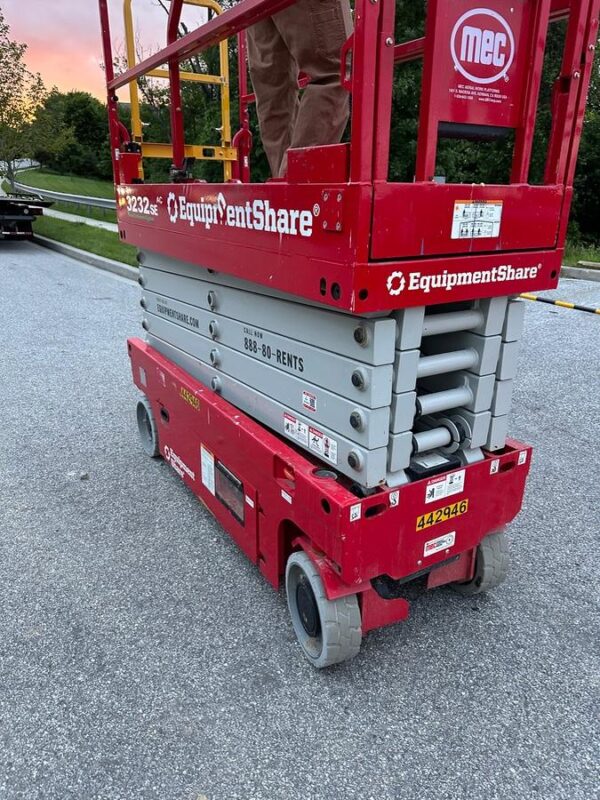 2025 JLG ES3246